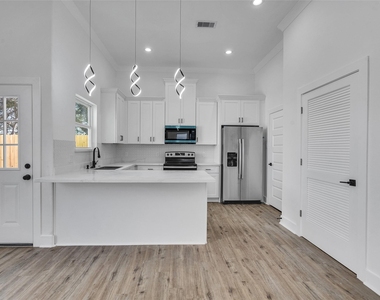 5128 Clover Street - Photo Thumbnail 8