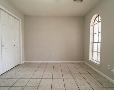 18746 Wood Glen Lane - Photo Thumbnail 5
