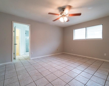 18746 Wood Glen Lane - Photo Thumbnail 7