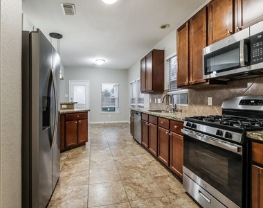 12927 Pine Woods Street - Photo Thumbnail 5