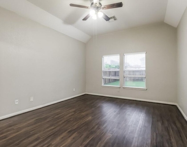 12927 Pine Woods Street - Photo Thumbnail 7