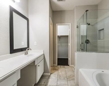 12927 Pine Woods Street - Photo Thumbnail 9