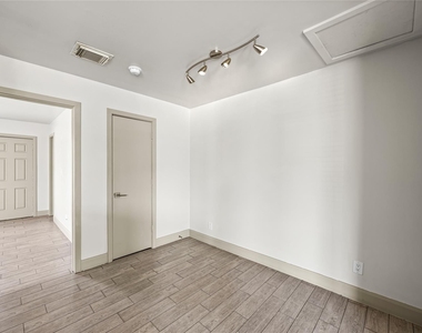 1710 Maryland Street - Photo Thumbnail 7