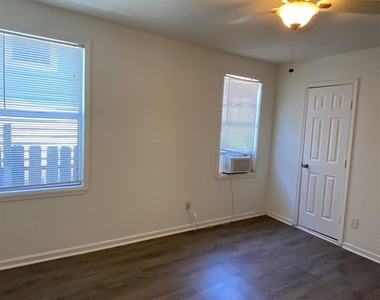 5523 Avenue O 1/2 - Photo Thumbnail 2
