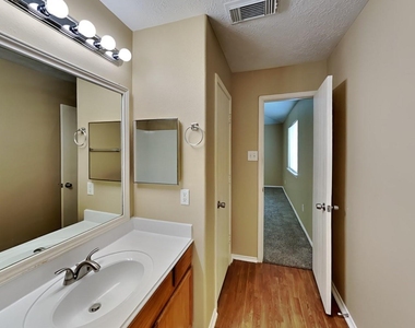 1515 Glasholm Drive - Photo Thumbnail 14