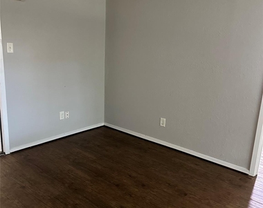 1014 23rd Street E - Photo Thumbnail 2