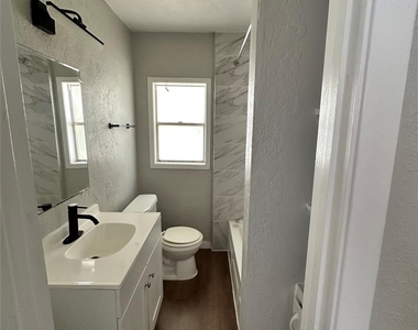 1014 23rd Street E - Photo Thumbnail 5