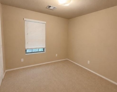811 Lovebug Lane - Photo Thumbnail 5