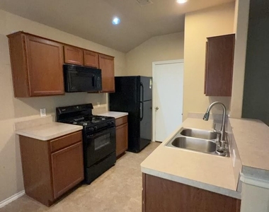 811 Lovebug Lane - Photo Thumbnail 3
