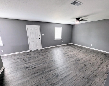 2015 Rosalee Street - Photo Thumbnail 6