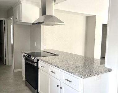 321 Petunia Street - Photo Thumbnail 3