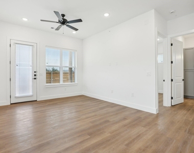 1601-301 Mustang Drive - Photo Thumbnail 4