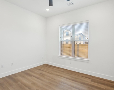 1601-301 Mustang Drive - Photo Thumbnail 15