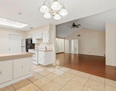 423 Pickford Drive - Photo Thumbnail 8