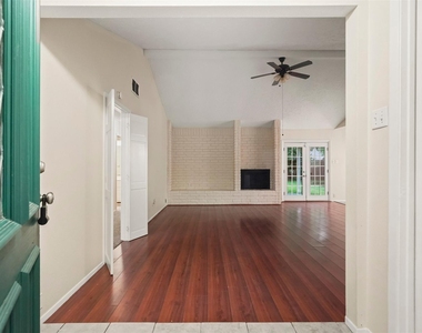 423 Pickford Drive - Photo Thumbnail 2
