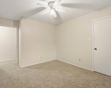 423 Pickford Drive - Photo Thumbnail 17
