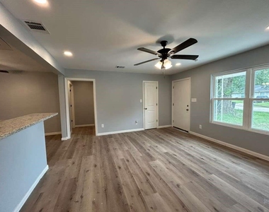 3017 Nita Street - Photo Thumbnail 2