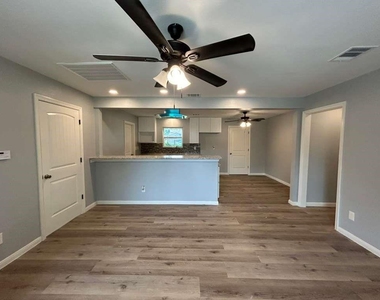 3017 Nita Street - Photo Thumbnail 6