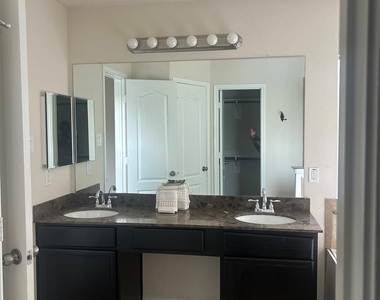 8407 N Broadleaf Avenue N - Photo Thumbnail 12