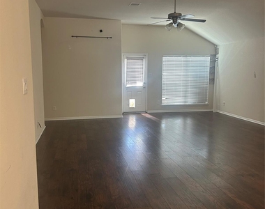 8407 N Broadleaf Avenue N - Photo Thumbnail 10