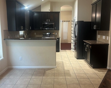 8407 N Broadleaf Avenue N - Photo Thumbnail 5