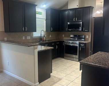 8407 N Broadleaf Avenue N - Photo Thumbnail 6