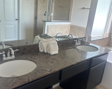 8407 N Broadleaf Avenue N - Photo Thumbnail 13