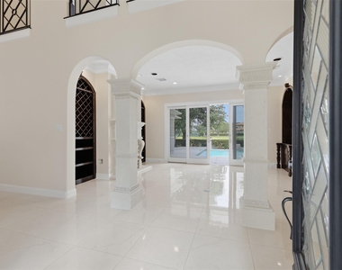 3315 Riviera Drive - Photo Thumbnail 6