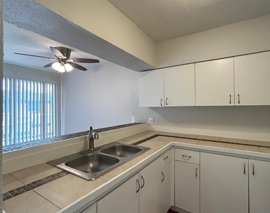 3629 N Mac Gregor Way - Photo Thumbnail 9