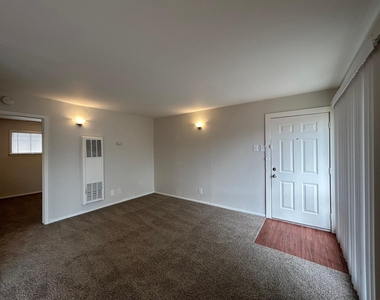 3629 N Mac Gregor Way - Photo Thumbnail 4