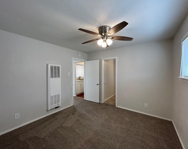 3629 N Mac Gregor Way - Photo Thumbnail 12