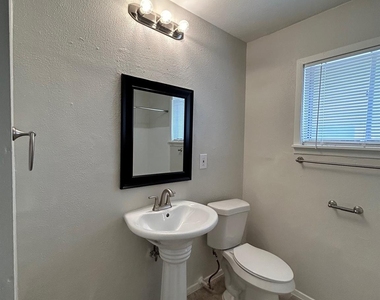 3629 N Mac Gregor Way - Photo Thumbnail 15