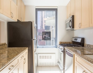 West 48th Street - Photo Thumbnail 4