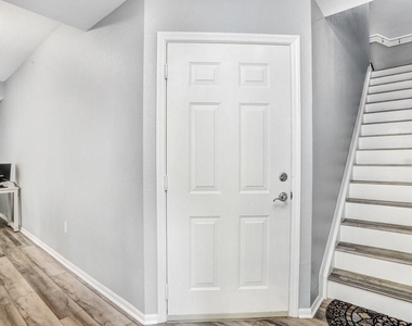 9838 W Park Village Drive - Photo Thumbnail 3