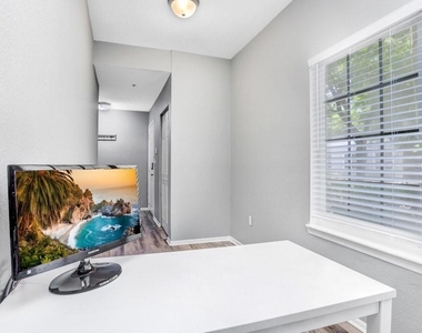 9838 W Park Village Drive - Photo Thumbnail 5