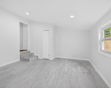 5801 Magnolia Street N - Photo Thumbnail 11