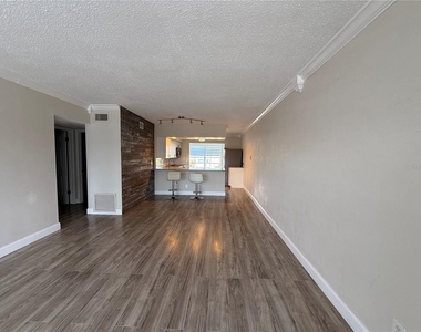 2428 Columbia Drive - Photo Thumbnail 9