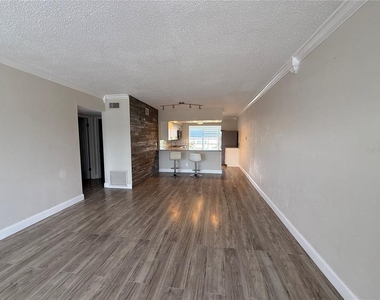 2428 Columbia Drive - Photo Thumbnail 12