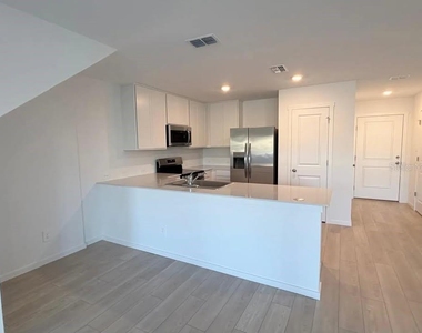 880 Lynx Street - Photo Thumbnail 6