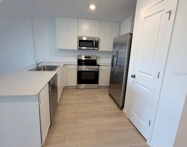880 Lynx Street - Photo Thumbnail 10
