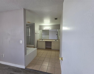 406 Washington Palm Loop - Photo Thumbnail 6