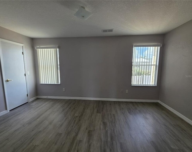 406 Washington Palm Loop - Photo Thumbnail 8