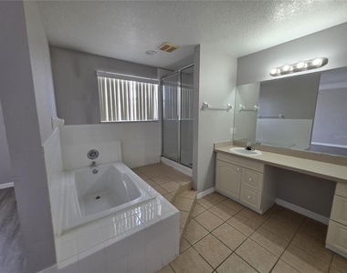 406 Washington Palm Loop - Photo Thumbnail 7