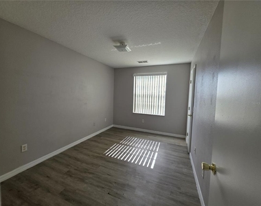 406 Washington Palm Loop - Photo Thumbnail 9
