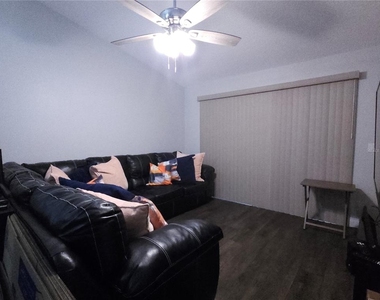 2510 King Oak Circle - Photo Thumbnail 4