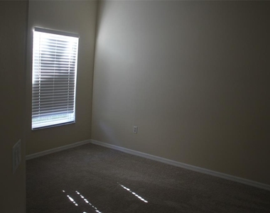 4352 Fox Glen Loop - Photo Thumbnail 15