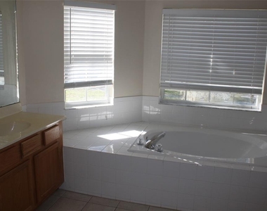 4352 Fox Glen Loop - Photo Thumbnail 20
