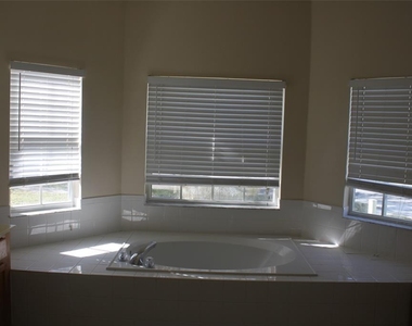 4352 Fox Glen Loop - Photo Thumbnail 17