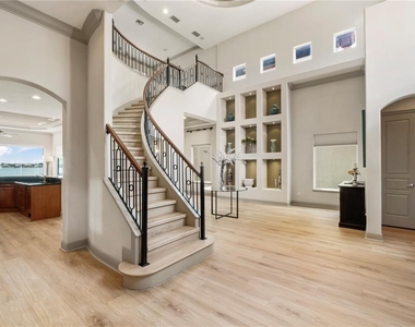 7926 Versilia Drive - Photo Thumbnail 4