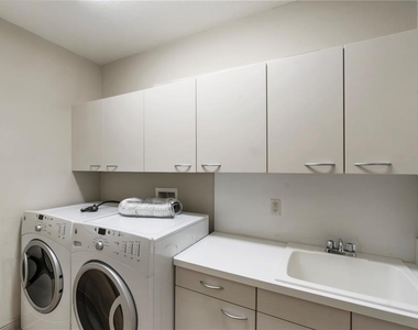 7926 Versilia Drive - Photo Thumbnail 6